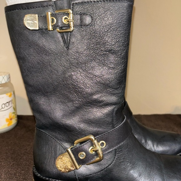Black boots; gold hardware w/inside zipper; very nice & comfortable. - Picture 14 of 15